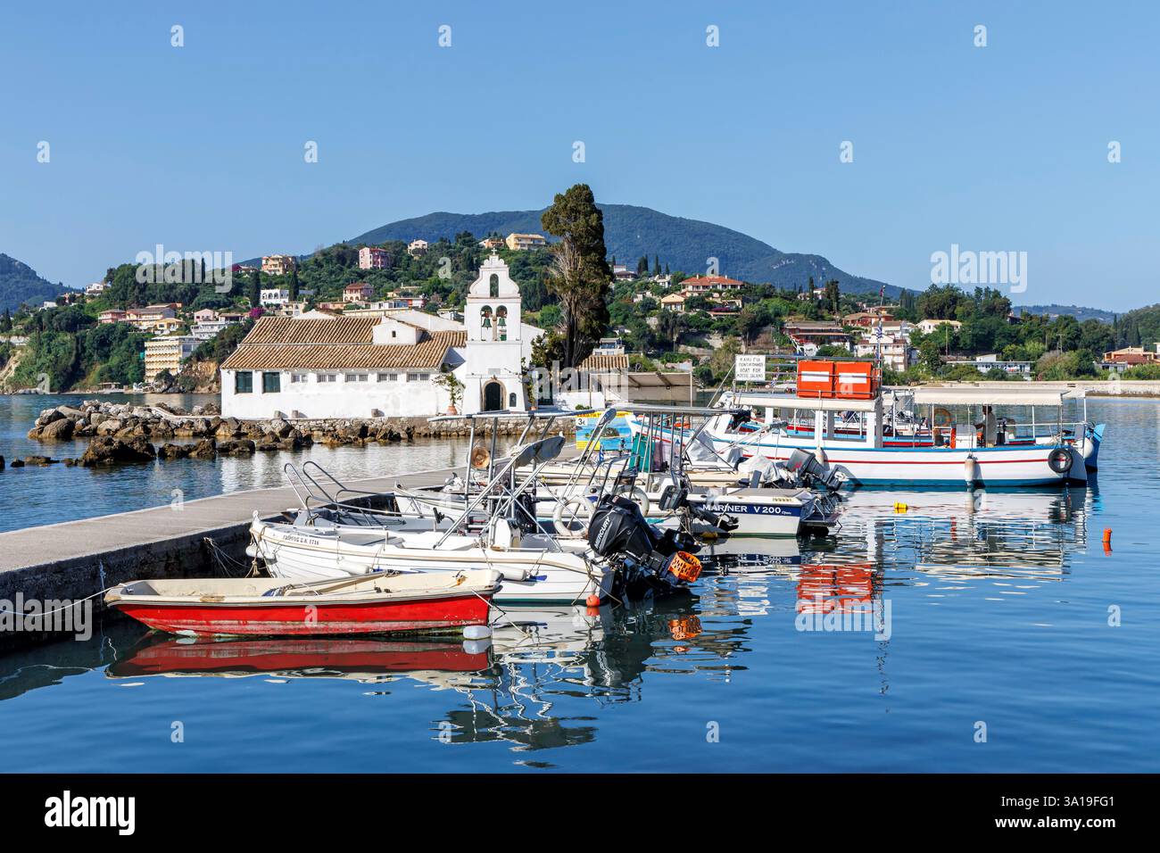 Corfou, Grèce, Monastère de Vlacherna dans la mer Méditerranée sur l'île de Corfou, Grèce. Banque D'Images
