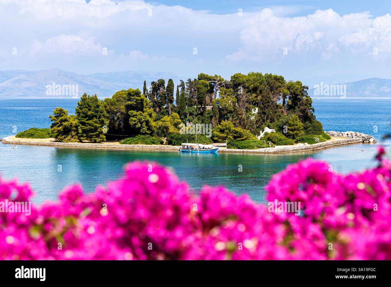 Corfou, Grèce, île de la souris dans la mer avec des fleurs sur l'île de Corfou, Grèce. Banque D'Images