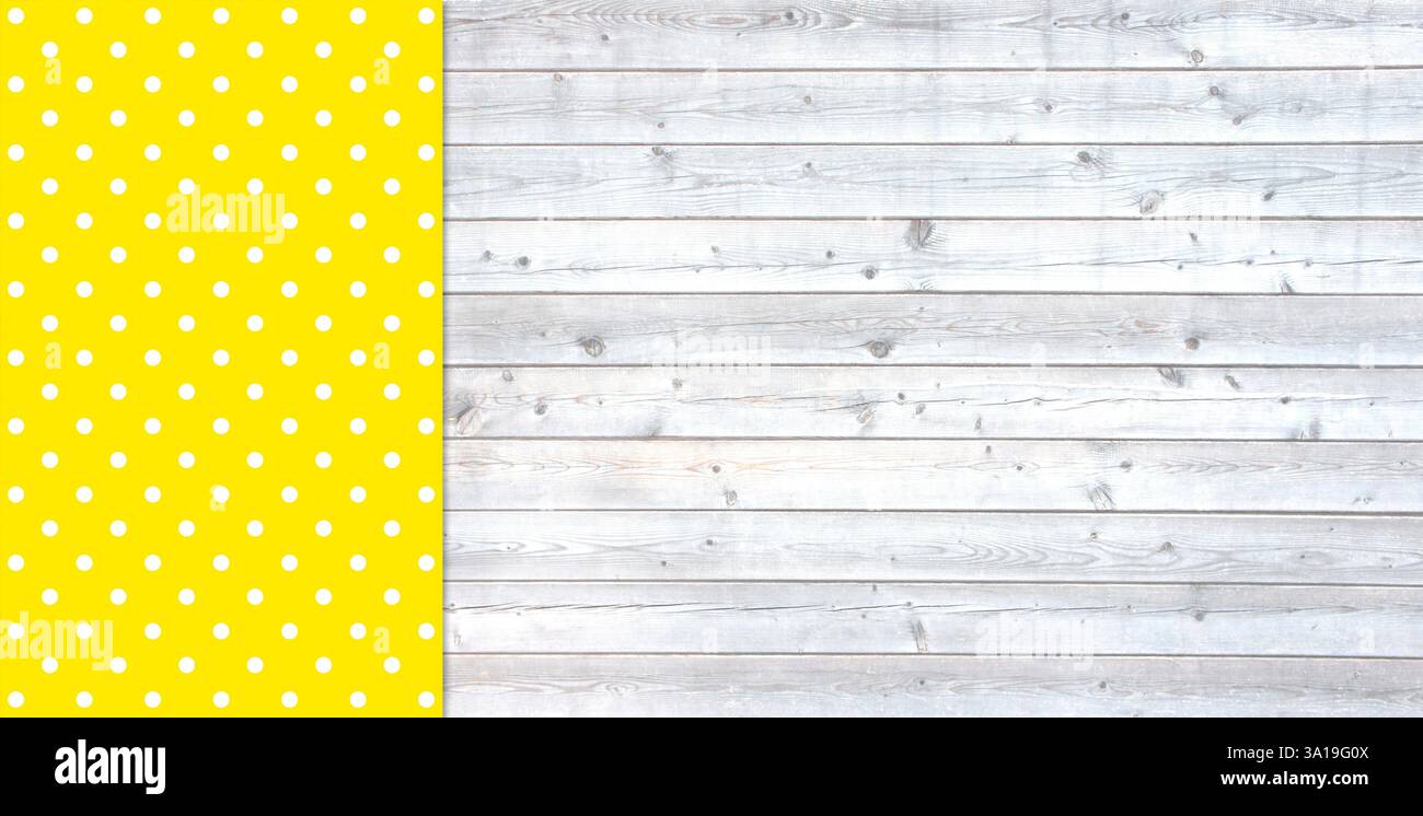 Nappe pointillée jaune et blanche avec des planches de bois gris clair comme fond Banque D'Images