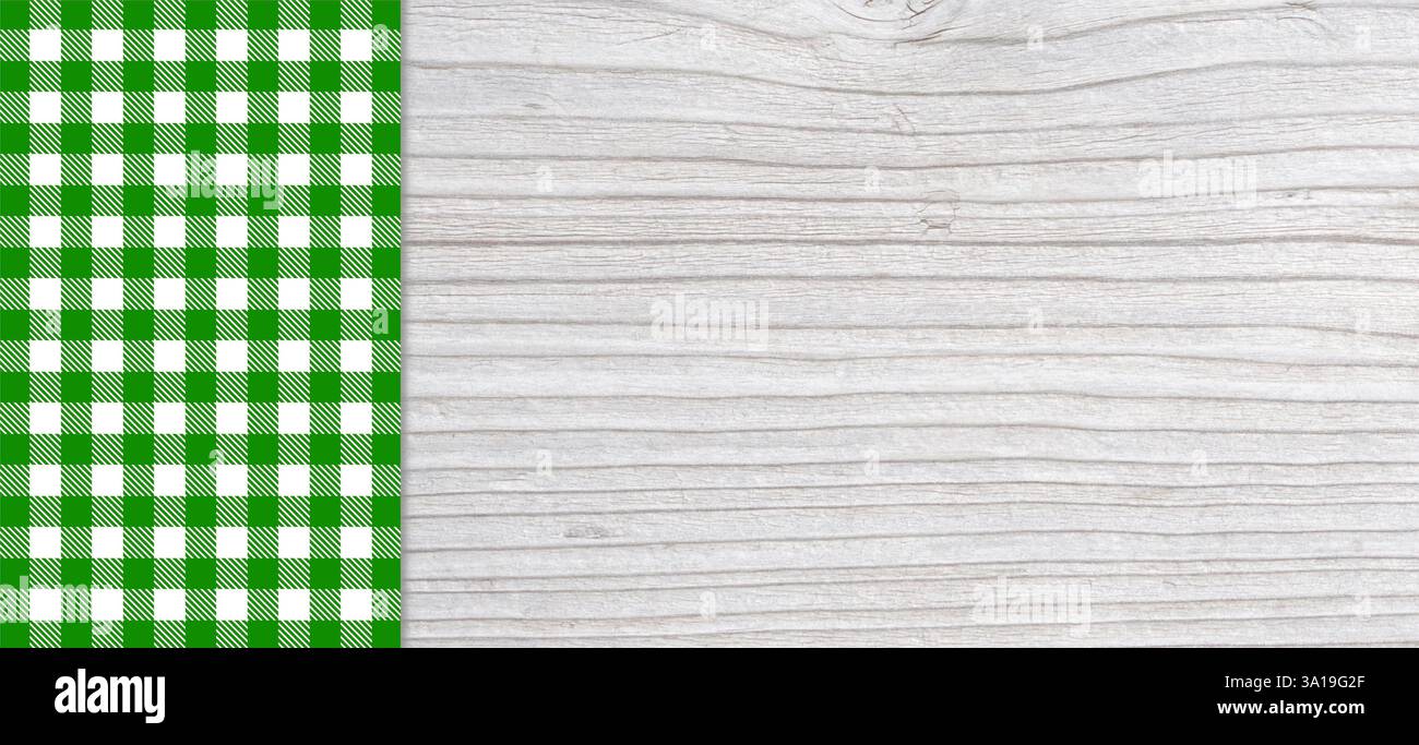 Vieille planche en bois de couleur claire comme fond avec nappe traditionnelle à carreaux en vert et blanc Banque D'Images