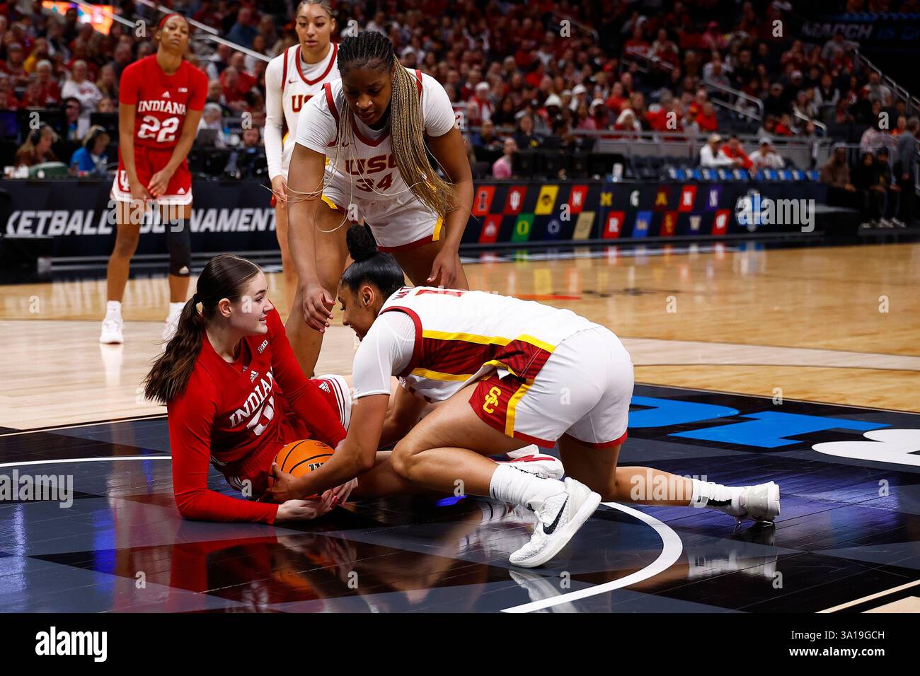 INDIANAPOLIS, IN - MARCH 07: Indiana Hoosiers forward Lilly Meister (52) battles for control of the loose ball with USC Trojans guard JuJu Watkins (12) during the Women's Big Ten Tournament game between the Indiana Hoosiers and the USC Trojans on March 07, 2025 at Gainbridge Fieldhouse in Indianapolis, IN.(Photo by Jeffrey Brown/Icon Sportswire) (Icon Sportswire via AP Images) Banque D'Images