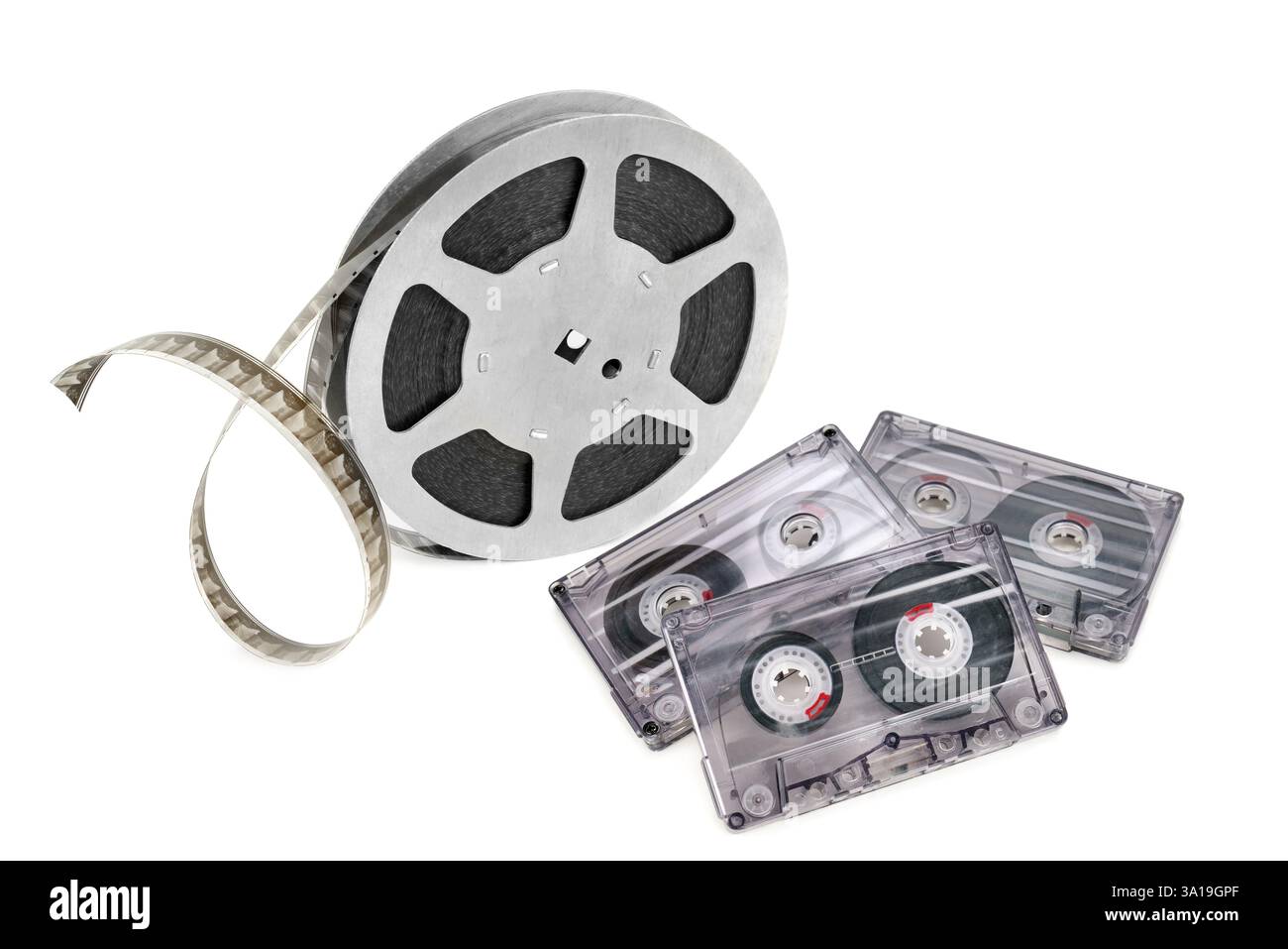 Bandes de film et cassettes audio isolées sur fond blanc. Collage. Banque D'Images