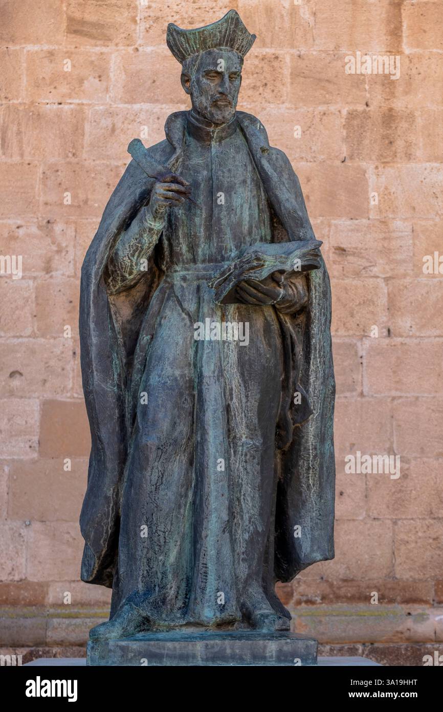 Diego Laynez rejetant la tiare papale, Monument à Diego Laynez, par Federico Coullaut-Valera Mendigutia, 1970 ,Almazán, Soria, Espagne Banque D'Images
