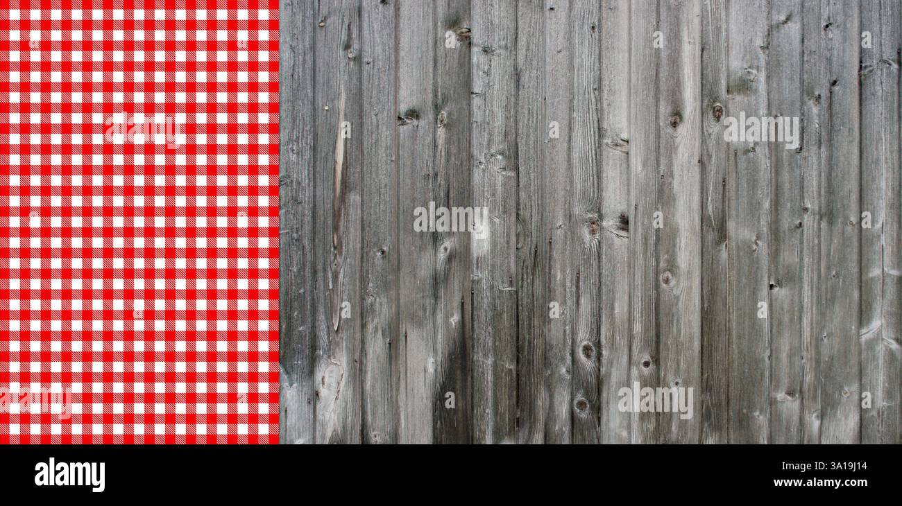 Fond rustique avec vieilles planches en bois gris et nappe à carreaux rouge et blanc Banque D'Images