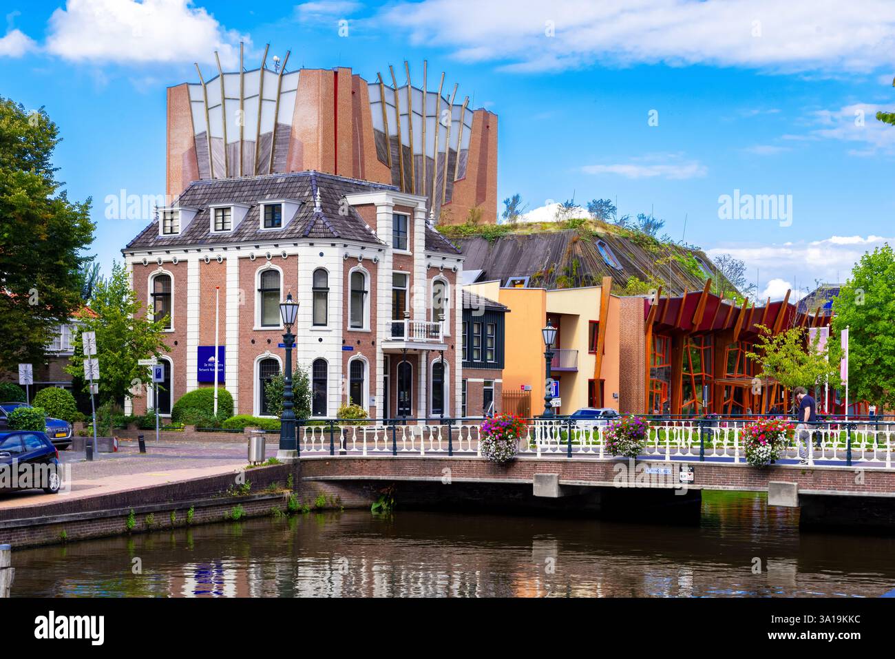 Sneek, pays-Bas, 9.09.2024- le pont Koningsbrug à Sneek avec le théâtre en arrière-plan relie l'architecture historique et moderne sur un pacefu Banque D'Images