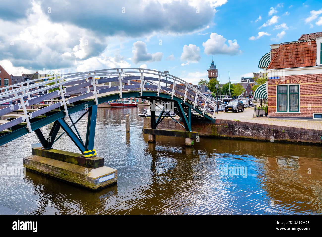 Le Wonderbrug, une charmante passerelle voûtée, enjambe le canal de Sneek, aux pays-Bas. Banque D'Images