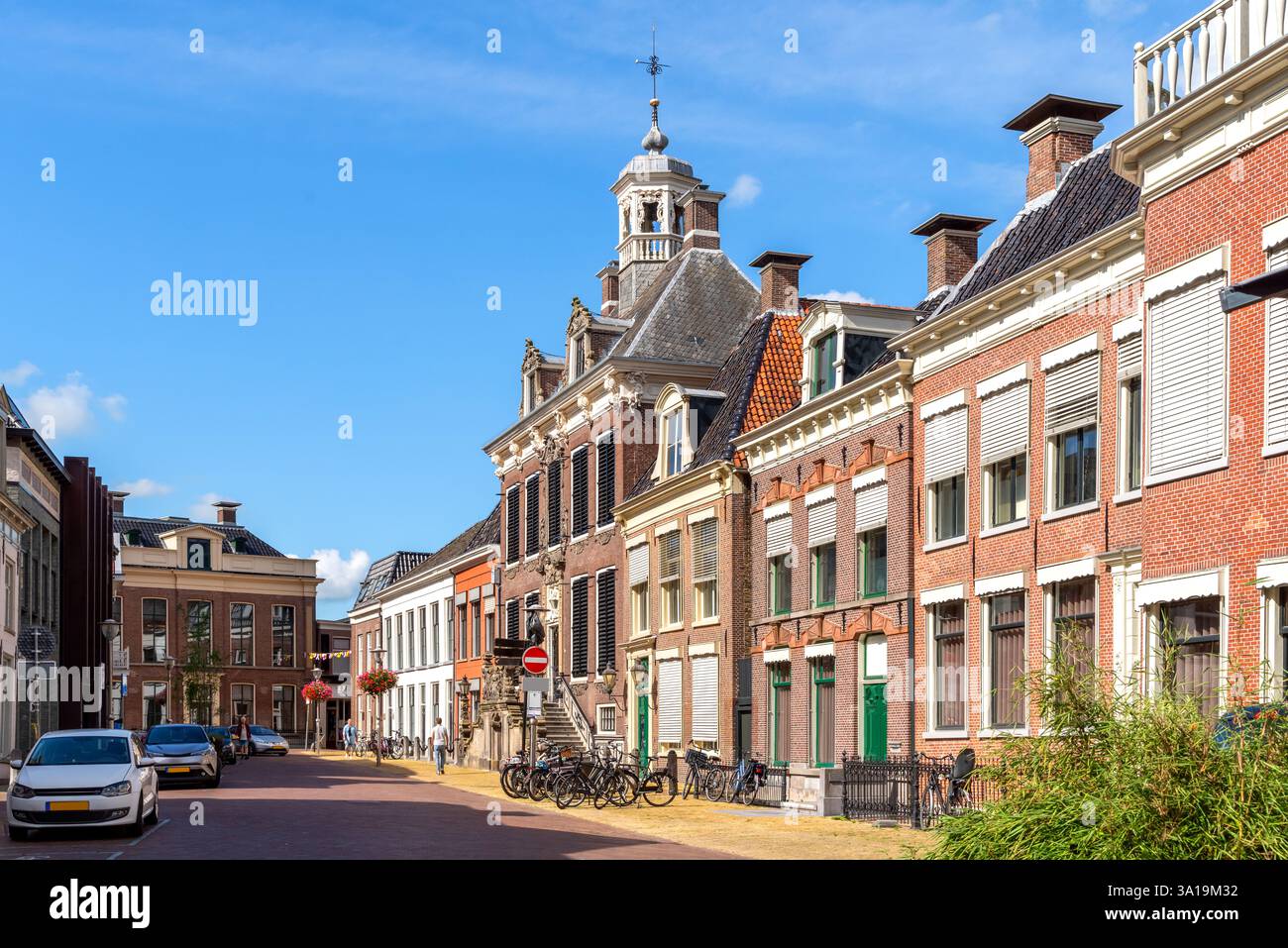 Vue sur l'hôtel de ville historique et les bâtiments traditionnels hollandais à Sneek, pays-Bas Banque D'Images