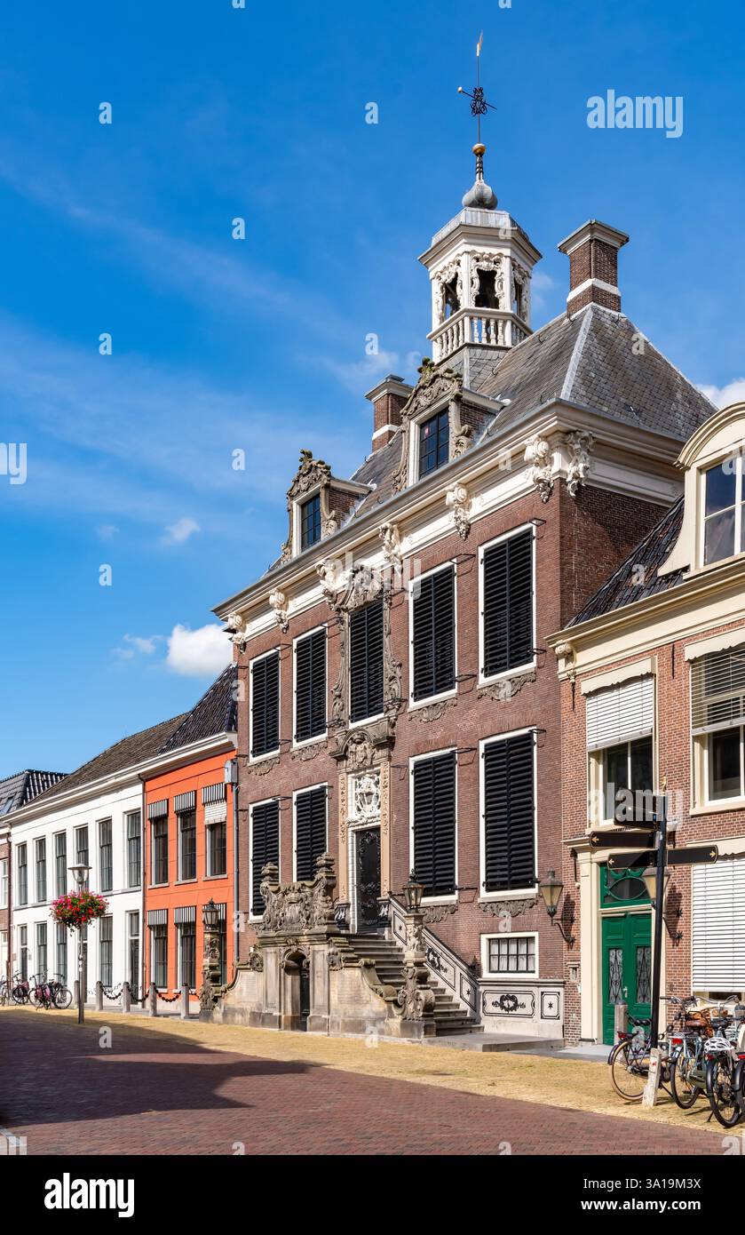 Vue sur l'hôtel de ville historique et les bâtiments traditionnels hollandais à Sneek, pays-Bas Banque D'Images