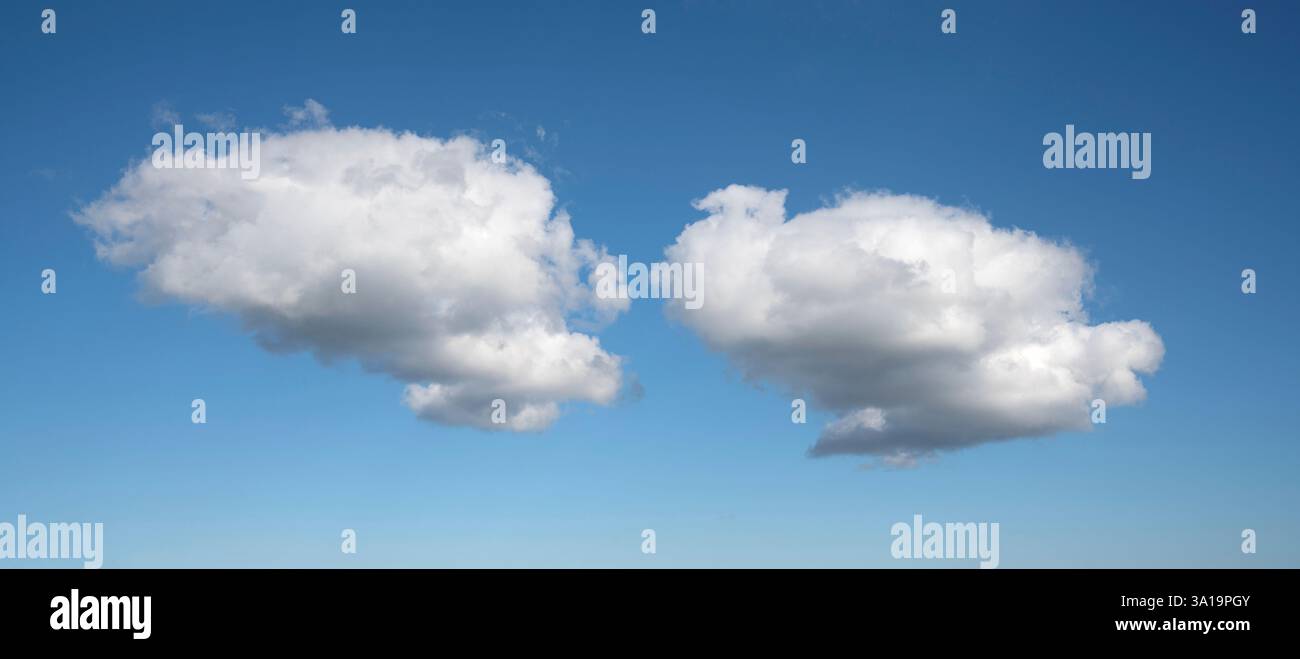 Vue sur le ciel avec des cumulus nuages Banque D'Images Vue sur le ciel avec des cumulus nuages Banque D'Images