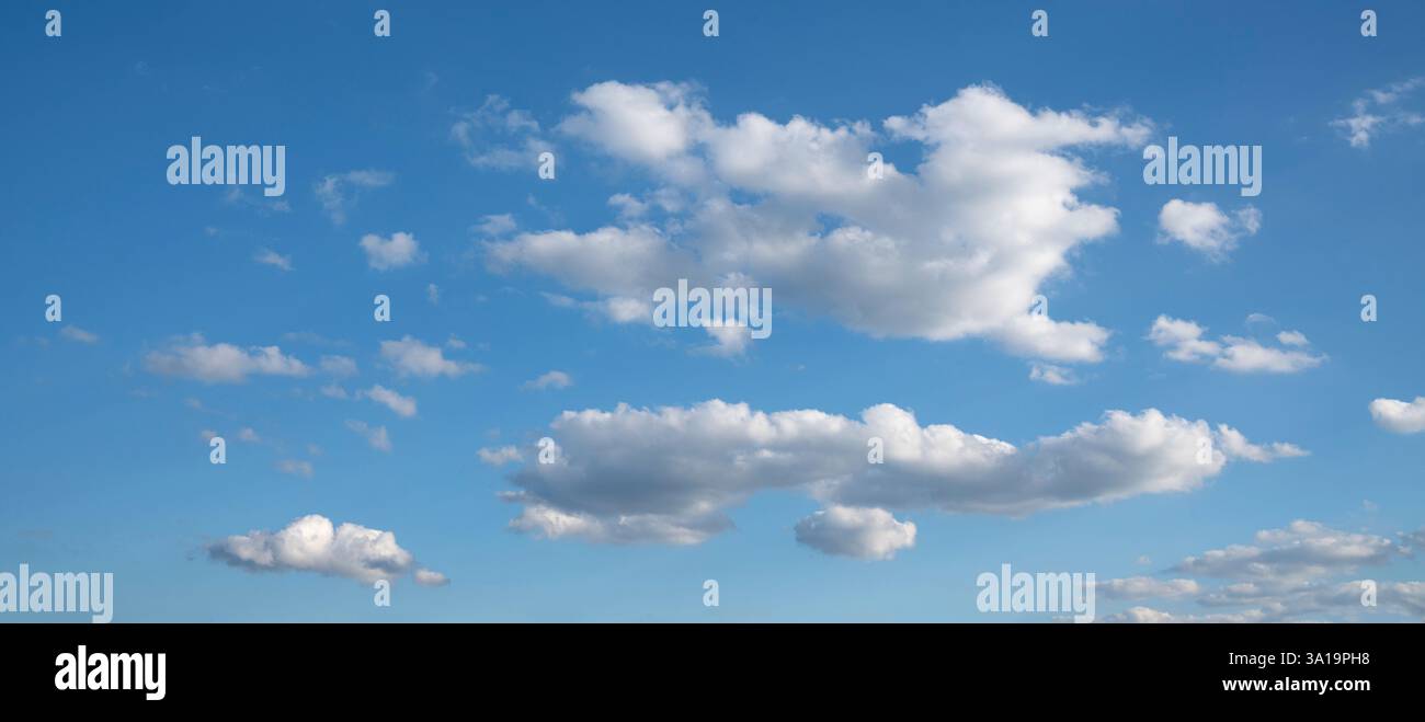 Vue sur le ciel avec des cumulus nuages Banque D'Images Vue sur le ciel avec des cumulus nuages Banque D'Images