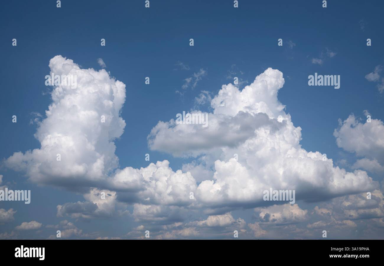 Vue sur le ciel avec des cumulus nuages Banque D'Images Vue sur le ciel avec des cumulus nuages Banque D'Images