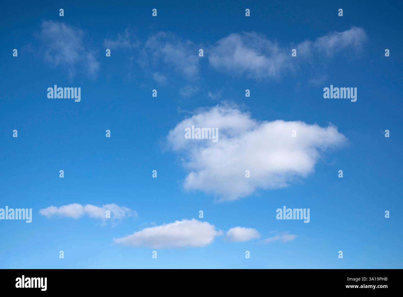 Vue sur le ciel avec des cumulus nuages Banque D'Images Vue sur le ciel avec des cumulus nuages Banque D'Images