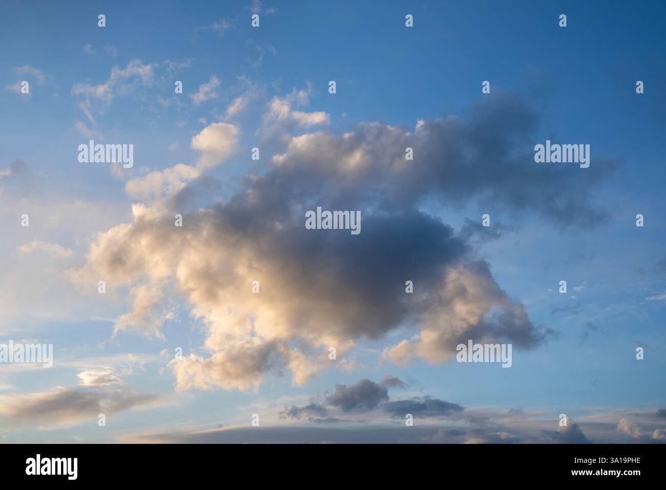 Vue sur le ciel avec des cumulus nuages Banque D'Images Vue sur le ciel avec des cumulus nuages Banque D'Images