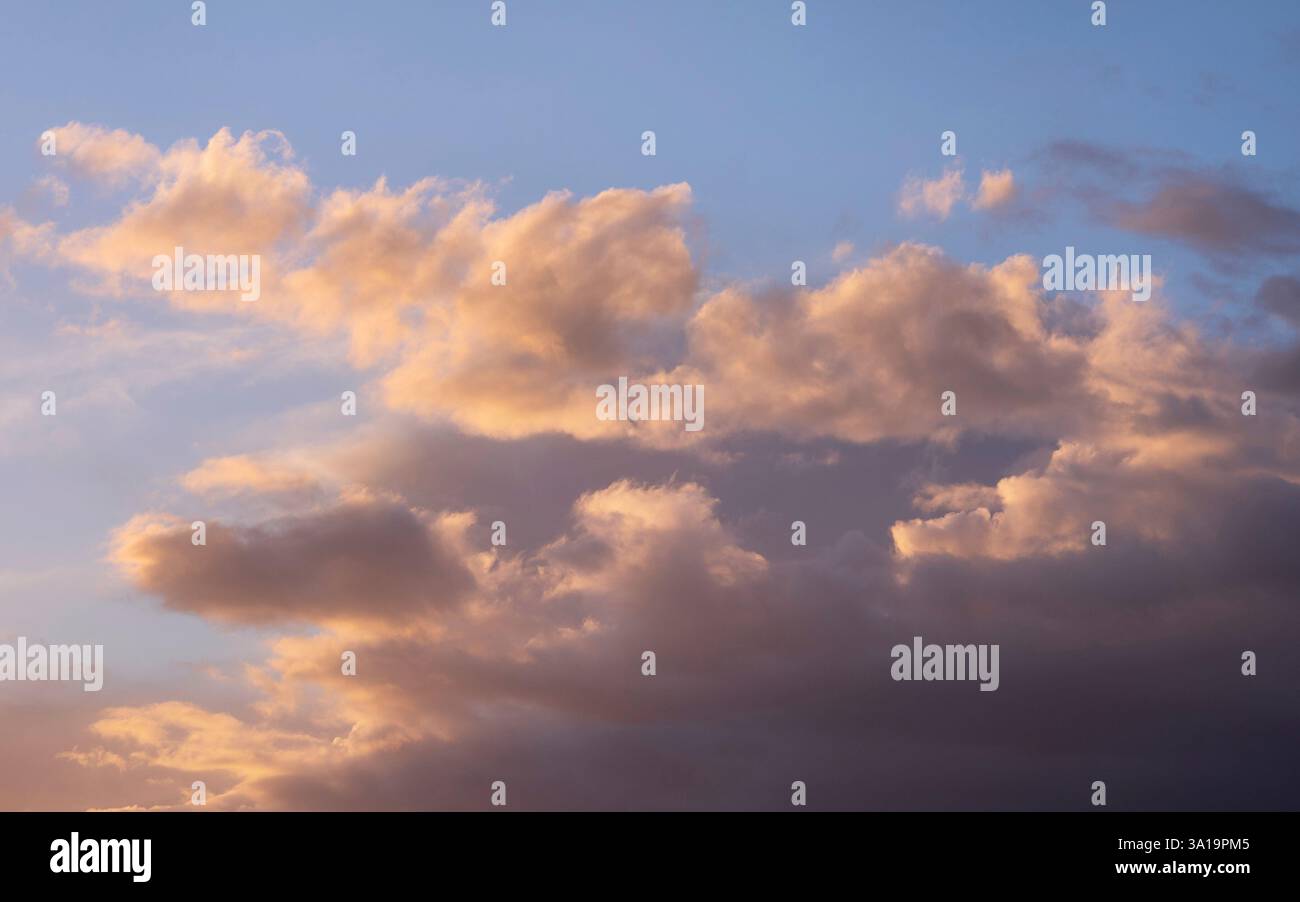 Vue sur le ciel avec des cumulus nuages Banque D'Images Vue sur le ciel avec des cumulus nuages Banque D'Images
