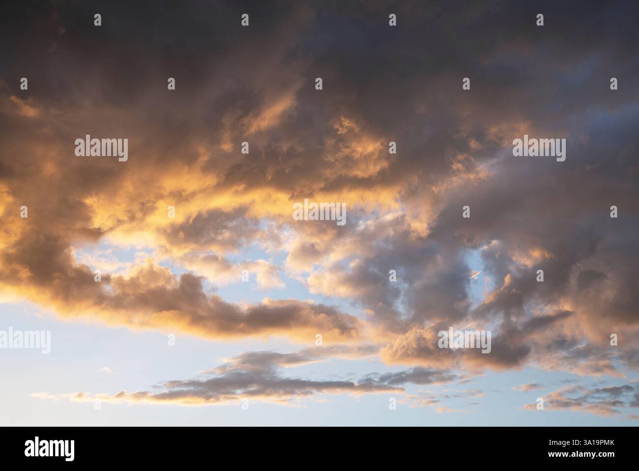 Ciel du soir avec des nuages Banque D'Images Ciel du soir avec des nuages Banque D'Images