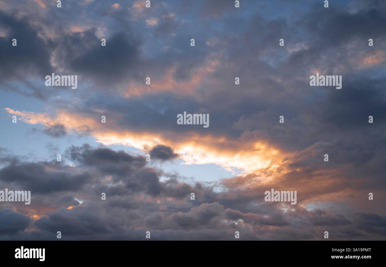 Ciel du soir avec des nuages Banque D'Images Ciel du soir avec des nuages Banque D'Images