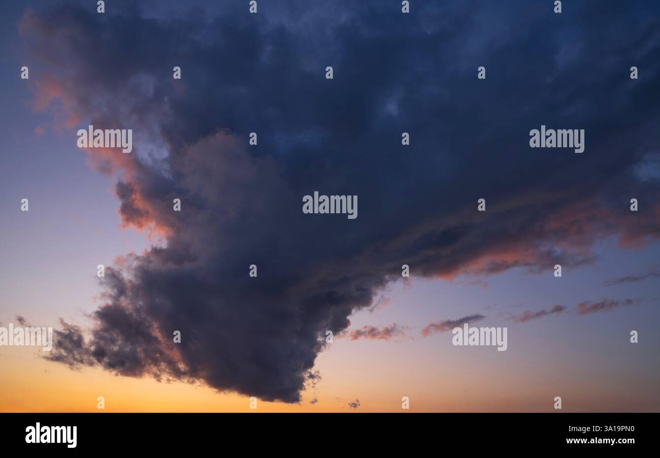 Vue à angle bas vers le ciel du soir avec des nuages spectaculaires Banque D'Images Vue à angle bas vers le ciel du soir avec des nuages spectaculaires Banque D'Images