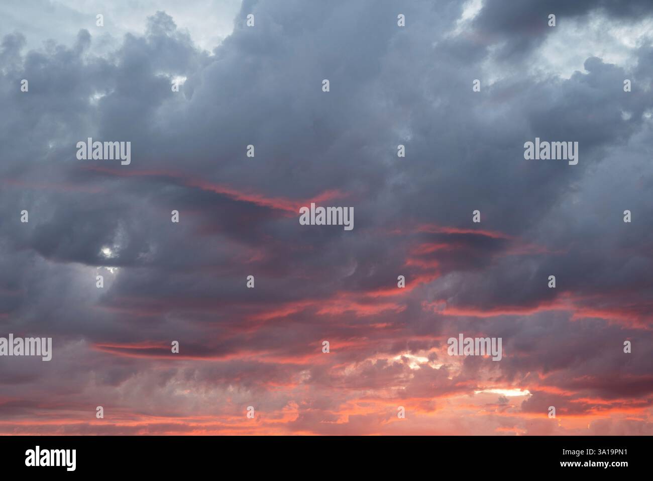 Ciel nocturne avec nuages pastel Banque D'Images Ciel nocturne avec nuages pastel Banque D'Images