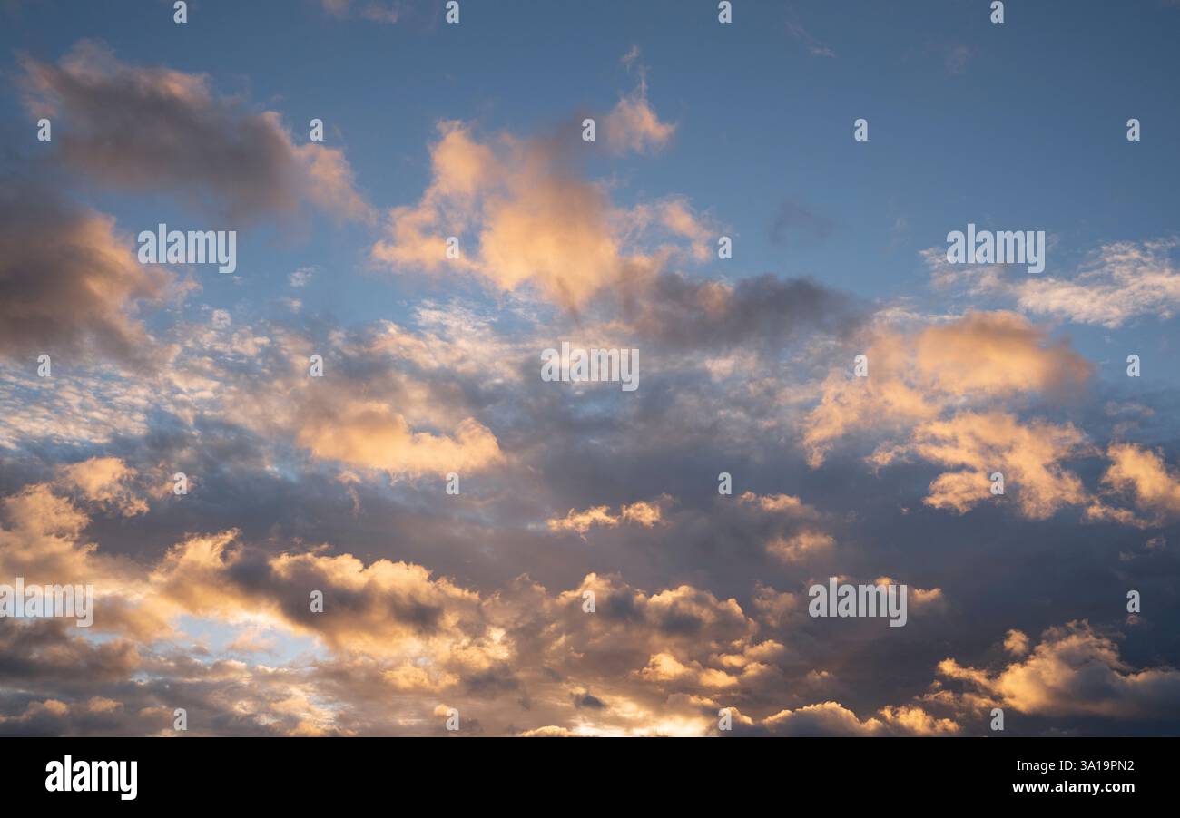 Ciel du soir avec des nuages Banque D'Images Ciel du soir avec des nuages Banque D'Images