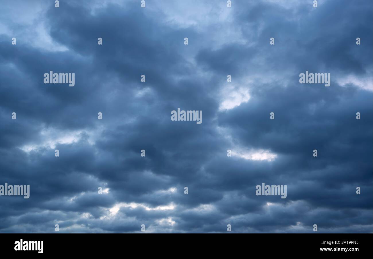 Vue à angle bas vers le ciel du soir avec des nuages spectaculaires Banque D'Images Vue à angle bas vers le ciel du soir avec des nuages spectaculaires Banque D'Images