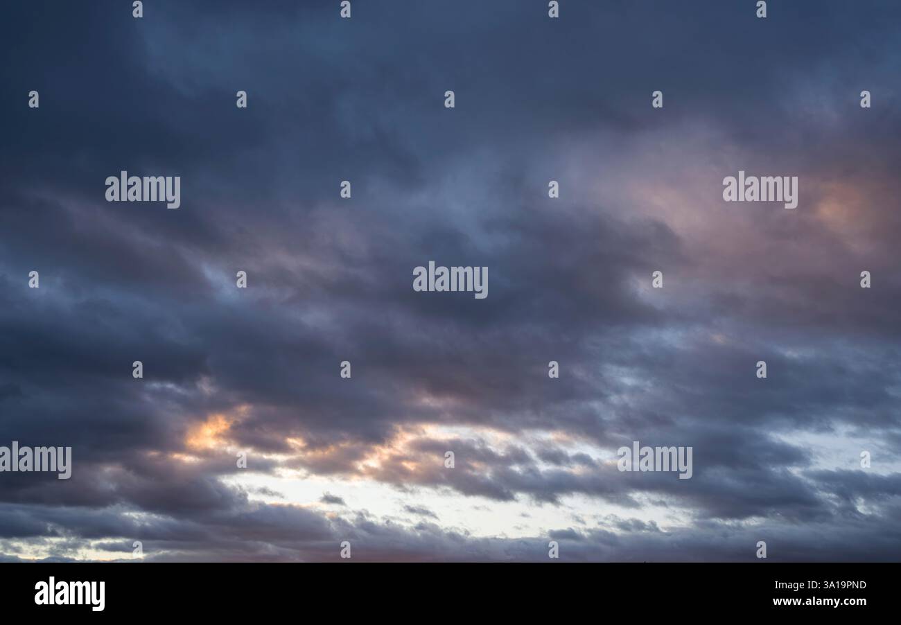 Vue à angle bas vers le ciel du soir avec des nuages spectaculaires Banque D'Images Vue à angle bas vers le ciel du soir avec des nuages spectaculaires Banque D'Images