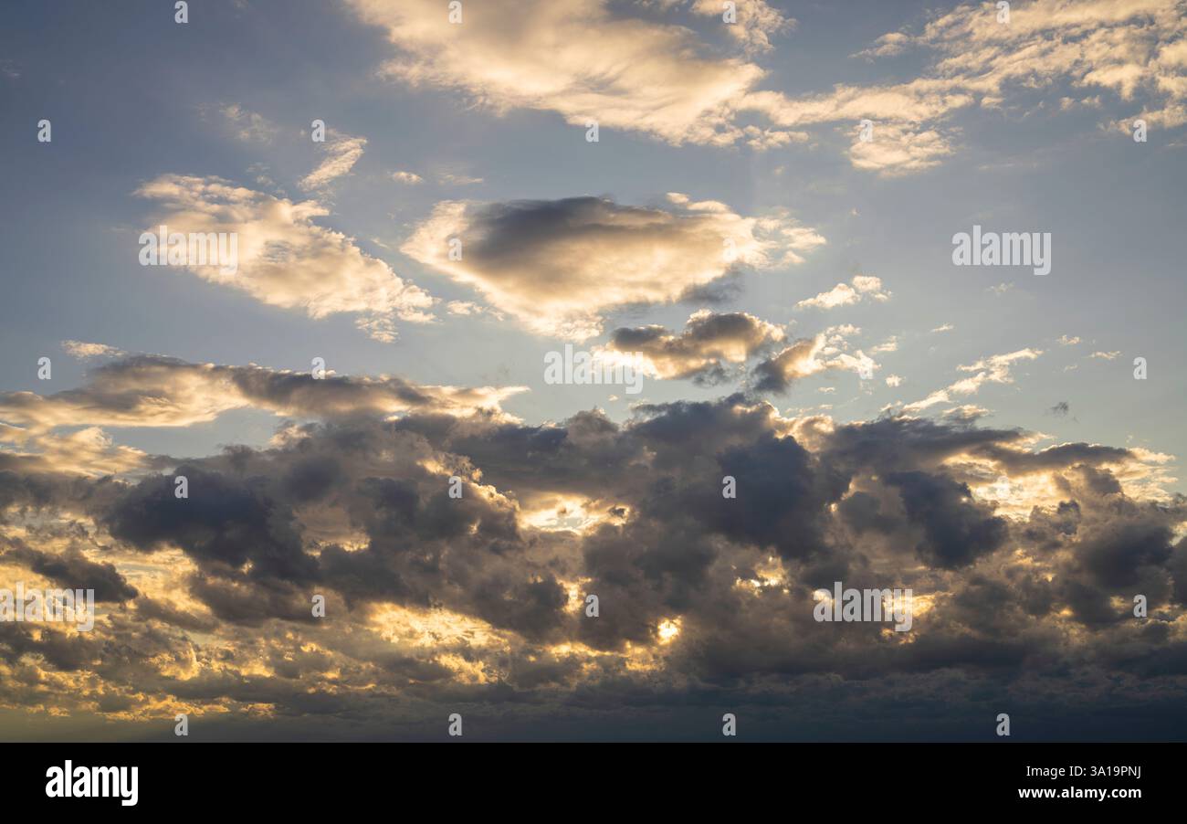 Ciel du soir avec des nuages Banque D'Images Ciel du soir avec des nuages Banque D'Images