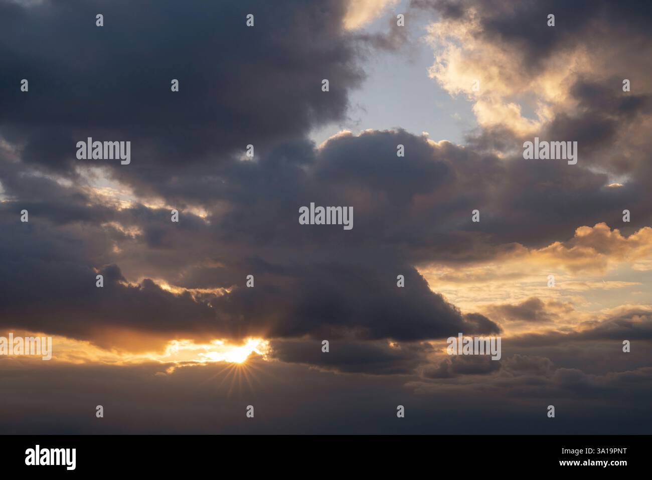 Ciel du soir avec des nuages Banque D'Images Ciel du soir avec des nuages Banque D'Images