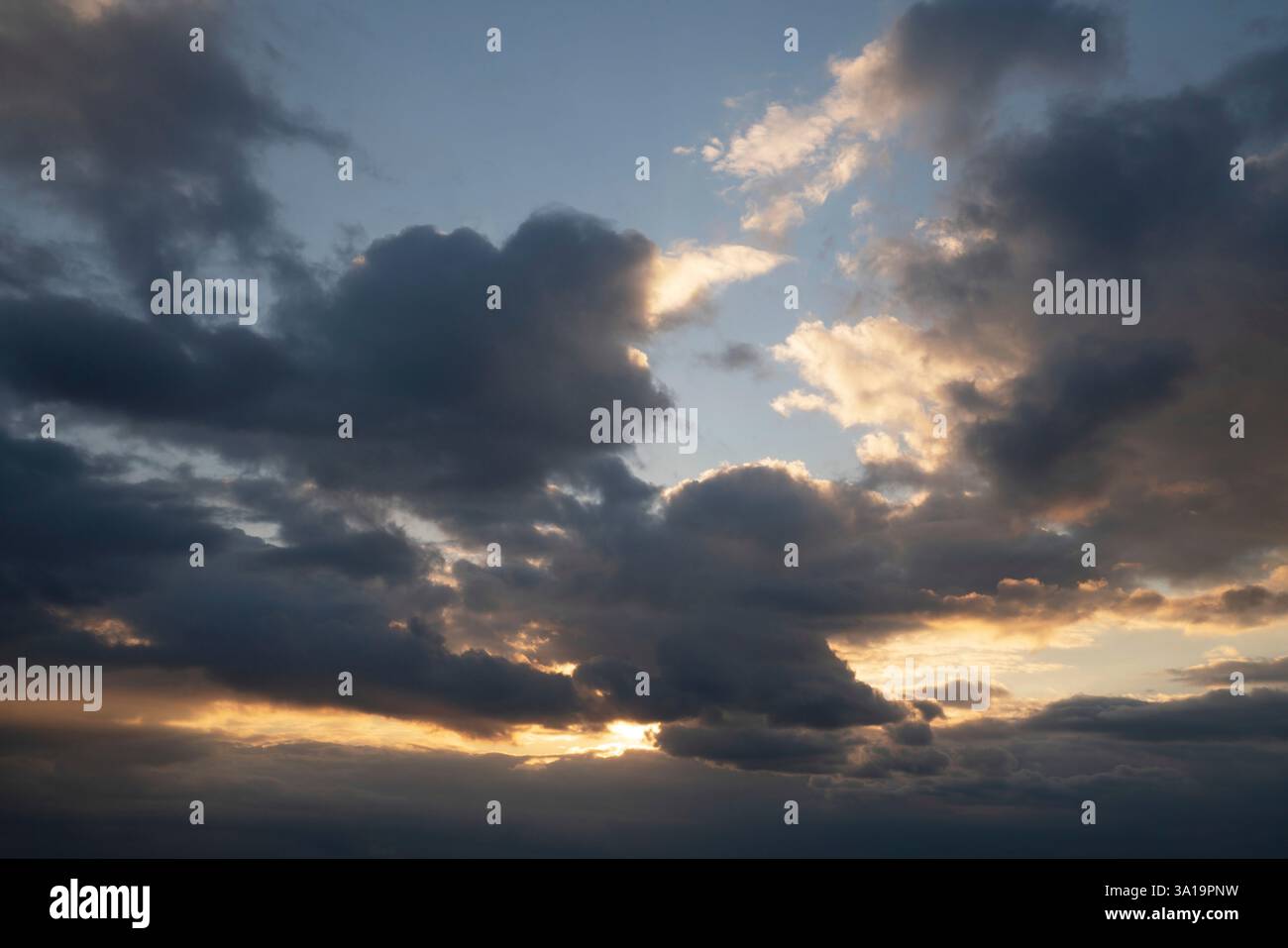 Ciel du soir avec des nuages Banque D'Images Ciel du soir avec des nuages Banque D'Images