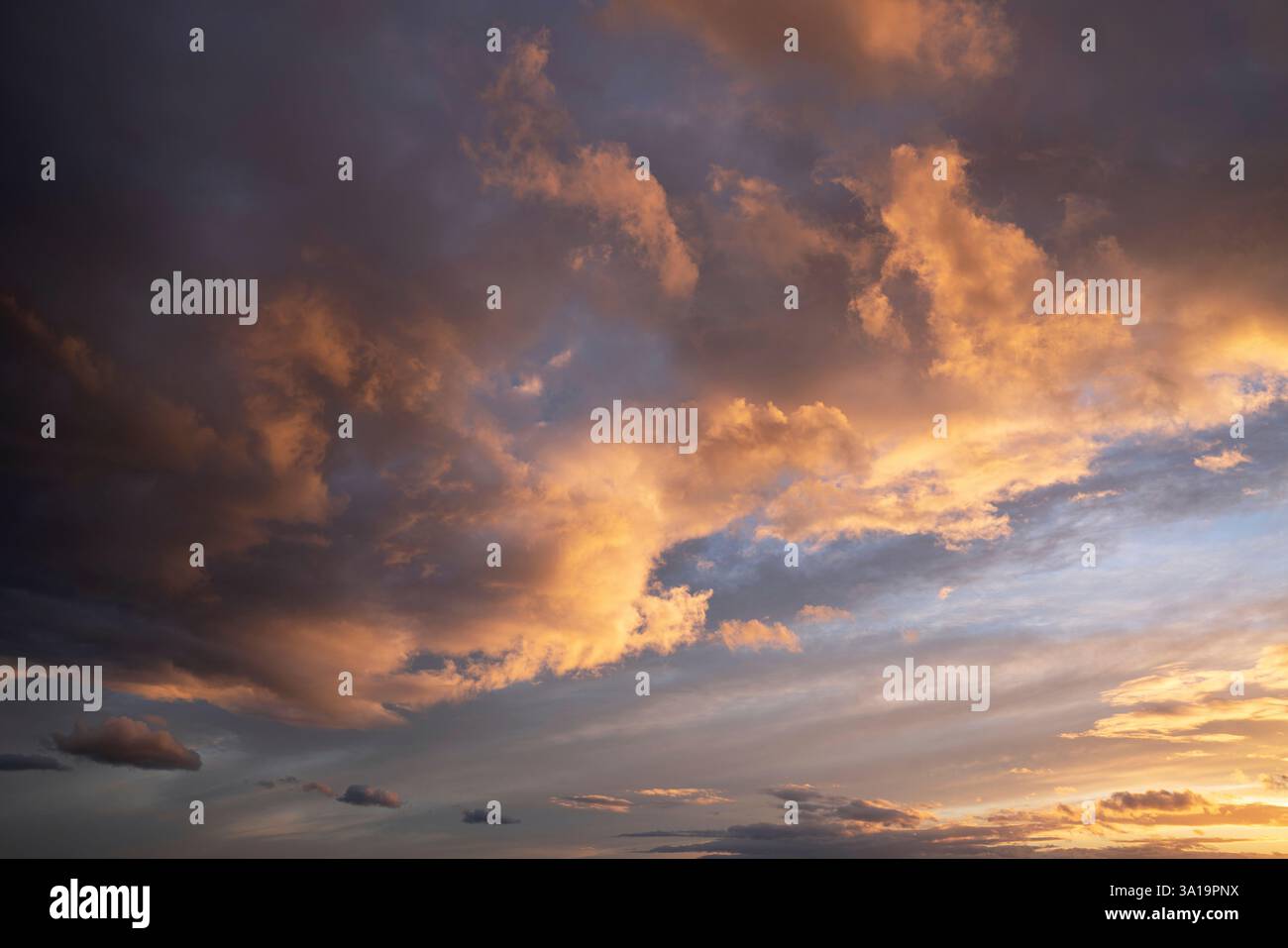Ciel du soir avec des nuages Banque D'Images Ciel du soir avec des nuages Banque D'Images