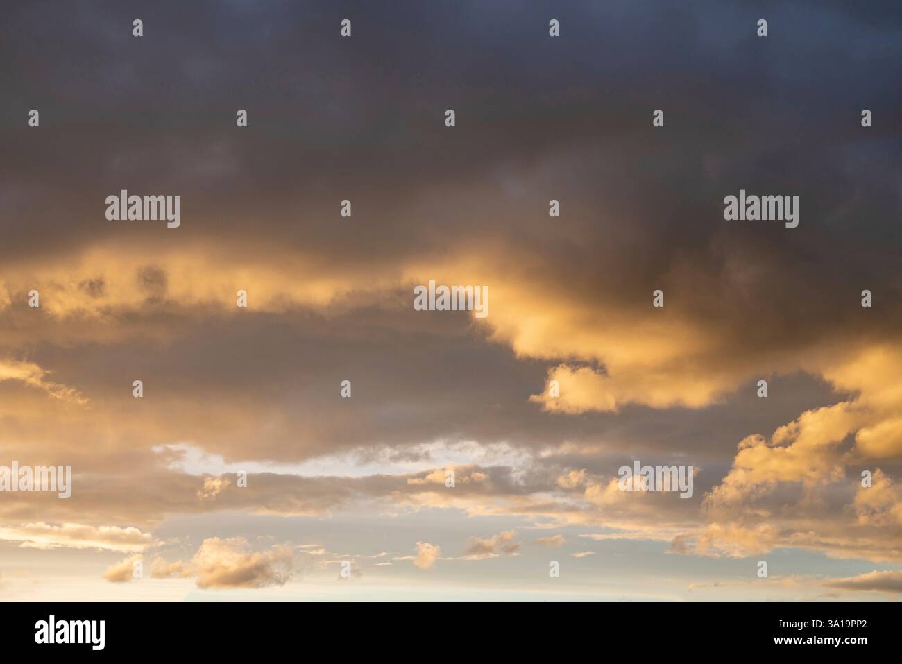 Ciel du soir avec des nuages Banque D'Images Ciel du soir avec des nuages Banque D'Images