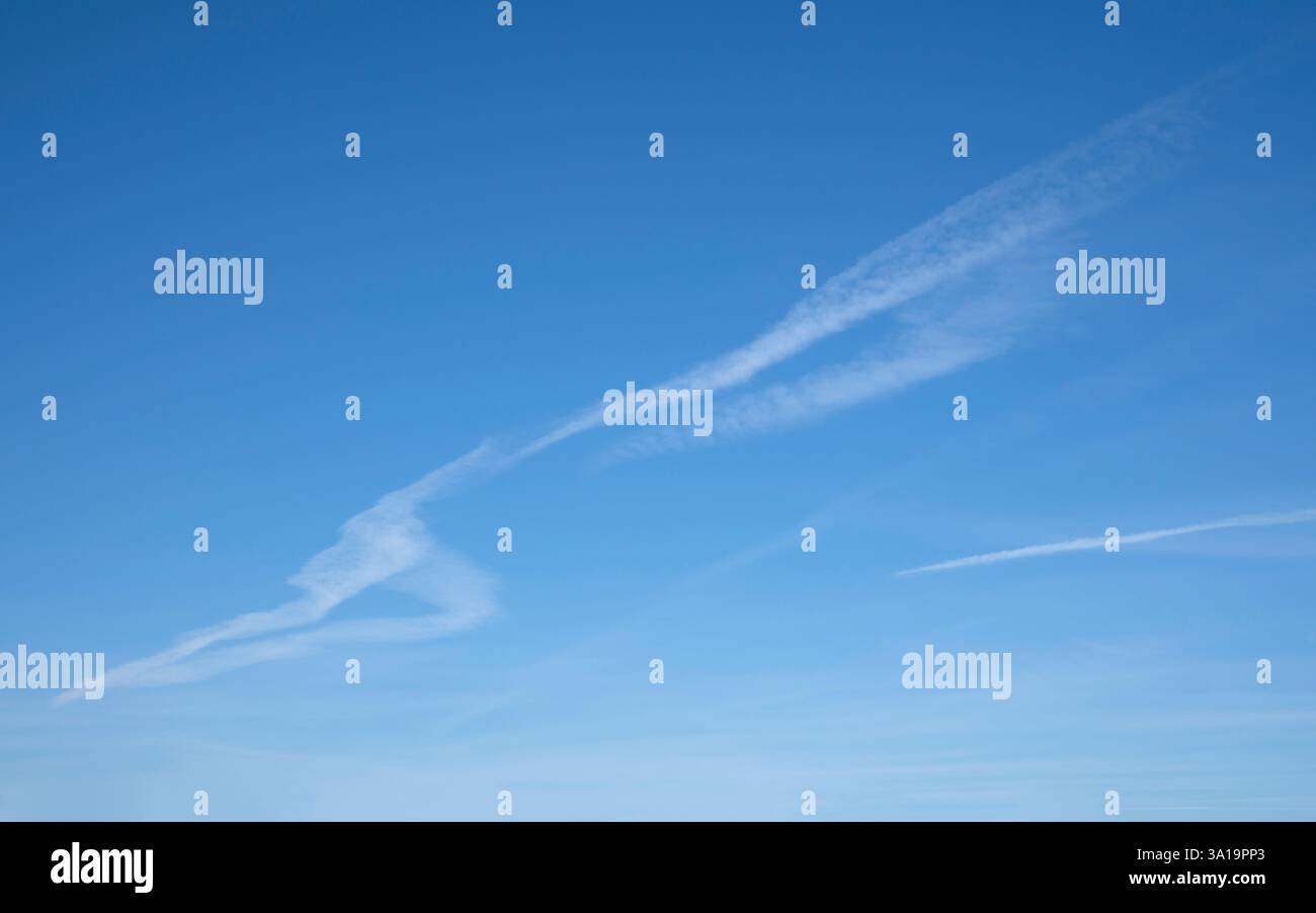 Vue en petit angle du ciel avec des nuages de plumes Banque D'Images Vue en petit angle du ciel avec des nuages de plumes Banque D'Images