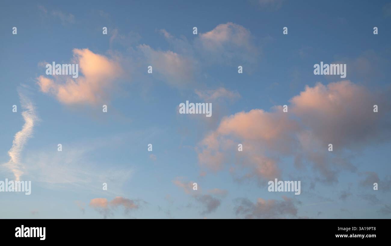 Ciel nocturne avec nuages pastel Banque D'Images Ciel nocturne avec nuages pastel Banque D'Images