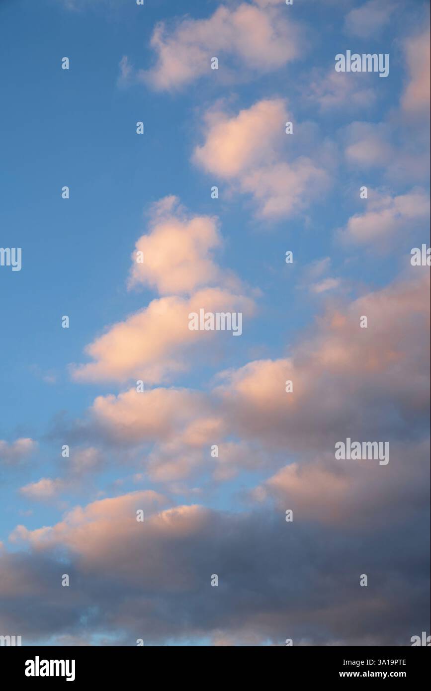 Ciel nocturne avec nuages pastel Banque D'Images Ciel nocturne avec nuages pastel Banque D'Images
