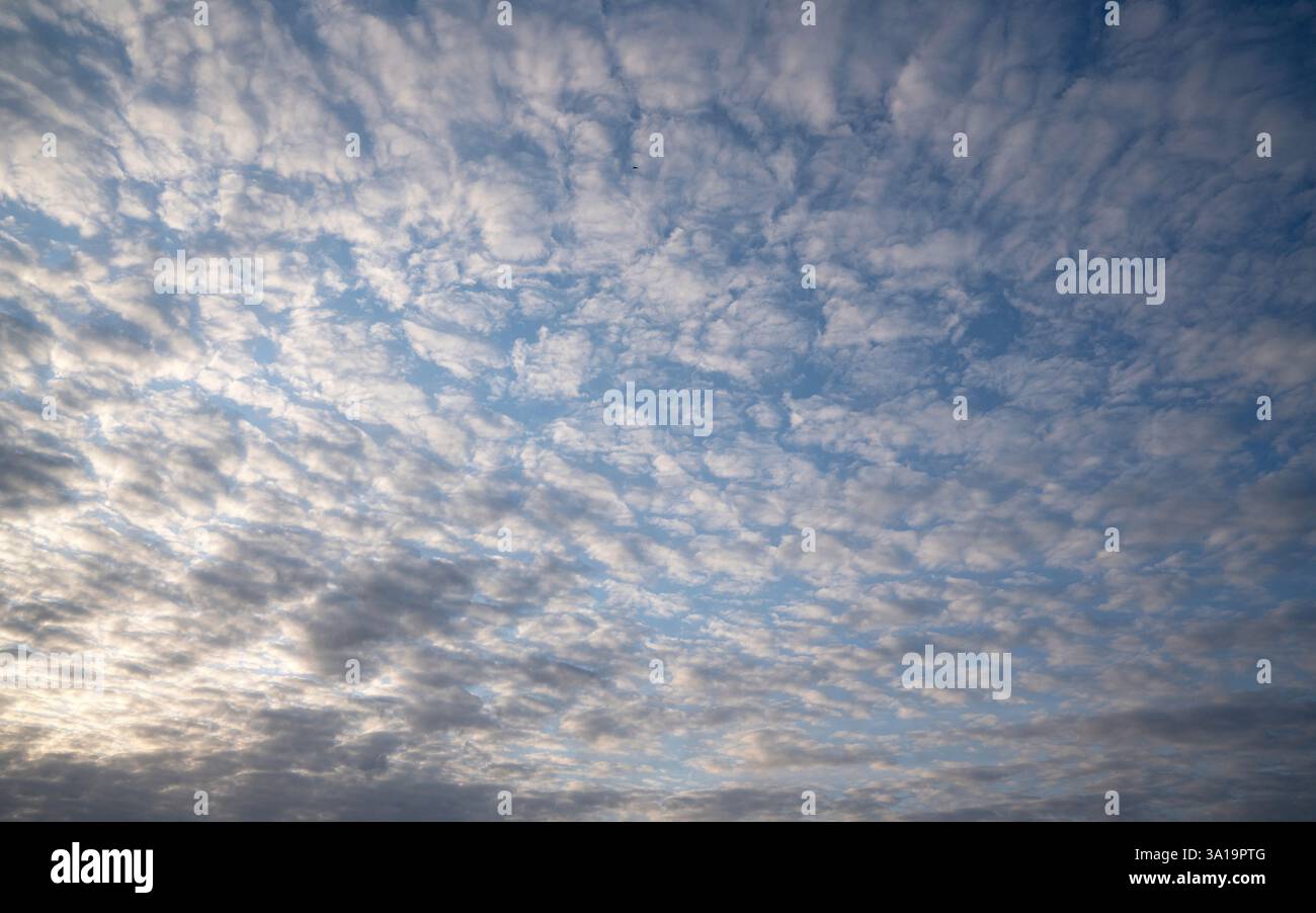 Vue sur le ciel avec des nuages moucheteux Banque D'Images Vue sur le ciel avec des nuages moucheteux Banque D'Images