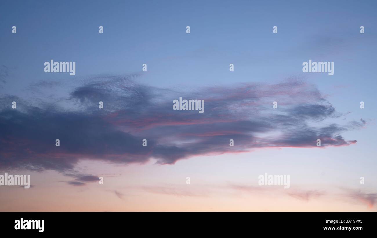 Ciel nocturne avec nuages pastel Banque D'Images Ciel nocturne avec nuages pastel Banque D'Images