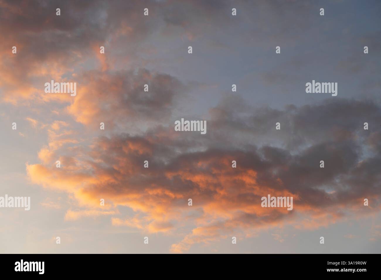 Vue à angle bas vers le ciel avec des nuages Banque D'Images Vue à angle bas vers le ciel avec des nuages Banque D'Images