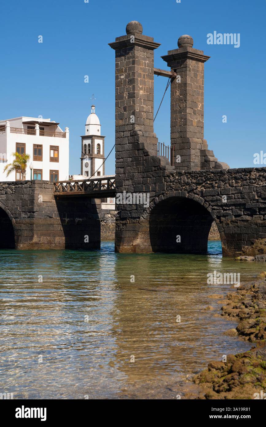 Pont au fort historique d'Arrecife, par une journée ensoleillée avec le ciel bleu, Lanzarote, Espagne Banque D'Images Pont au fort historique d'Arrecife, par une journée ensoleillée avec le ciel bleu, Lanzarote, Espagne Banque D'Images
