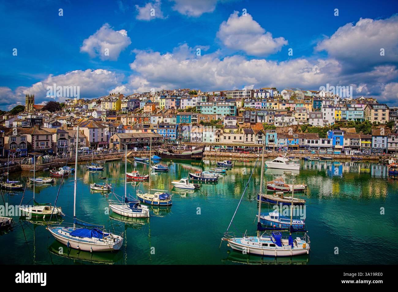 GB - DEVON : vue sur le port populaire de Brixham et le village pittoresque (photographie par Edmund Nagele FRPS) Banque D'Images