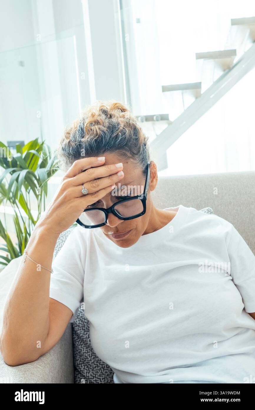 Gros plan malheureuse femme bouleversée avec les yeux fermés touchant les tempes, souffrant de forts maux de tête de tension, migraine chronique, respiration profonde, fatigue jeune femme ressentant des douleurs, malaise et malsaine Banque D'Images