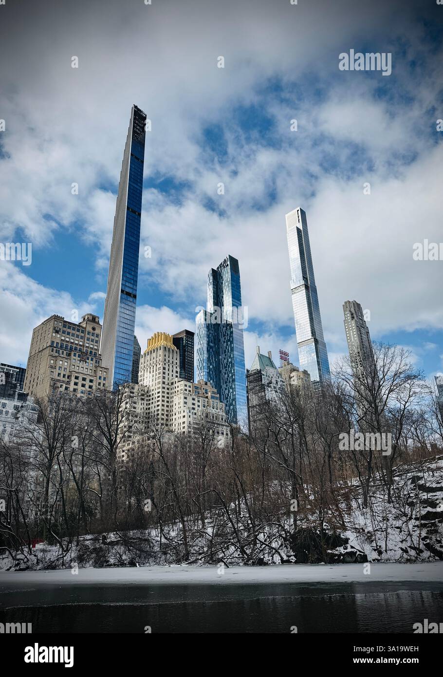 Vue sur les gratte-ciel de New York depuis central Park à New York City, NY - Image de stock capturée avec un smartphone