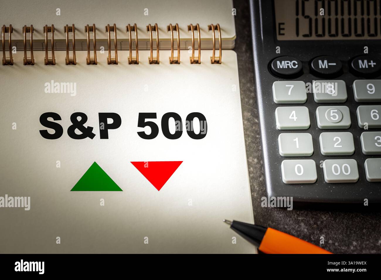 Symbole d'index S et P 500. Bloc-notes professionnel avec des flèches qui symbolisent que l'indice S&P 500 change de tendance, à la hausse ou à la baisse. Banque D'Images
