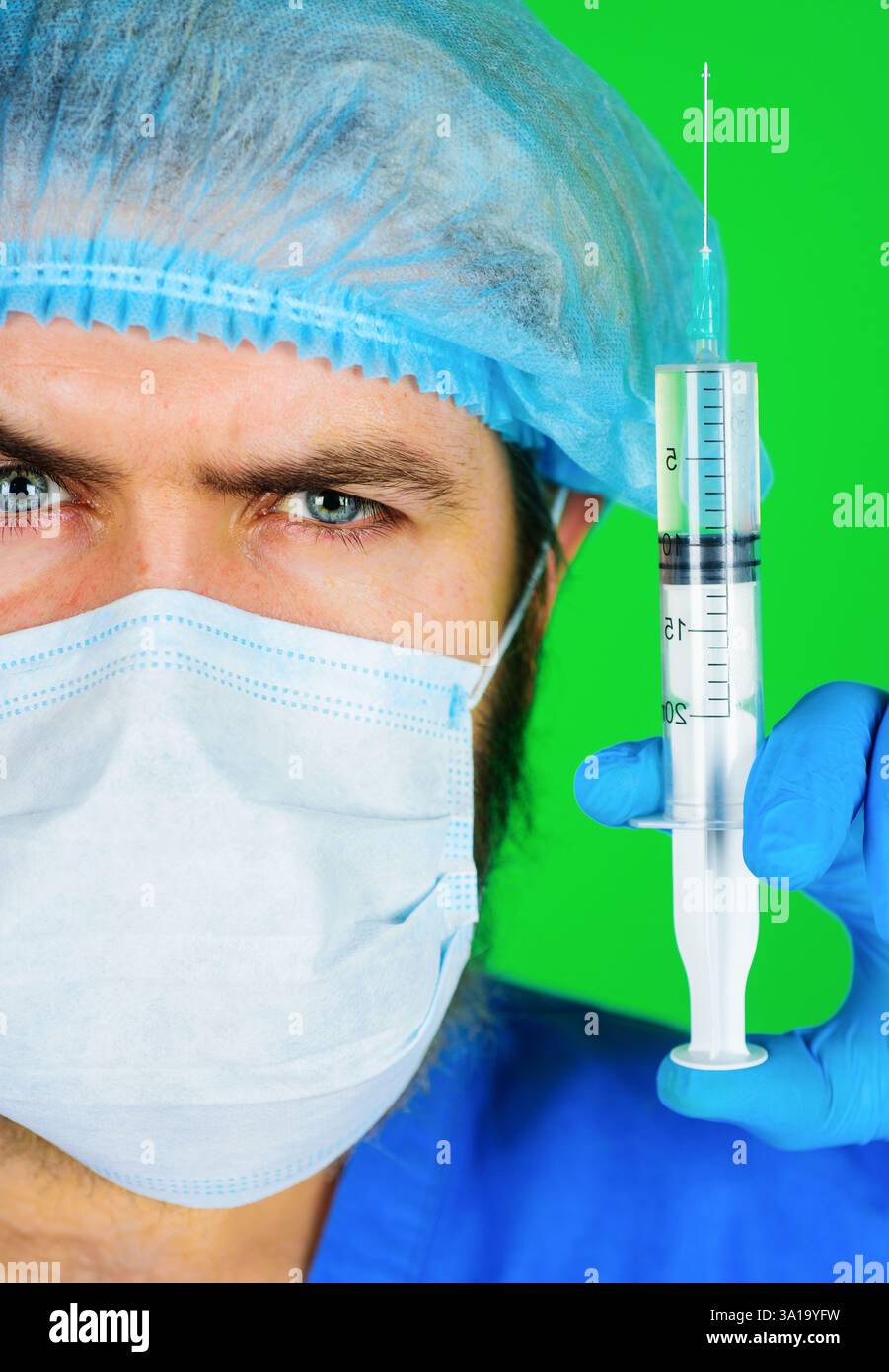 Docteur en masque médical avec seringue. Vaccination et traitement. Médecin masculin professionnel en uniforme avec seringue se préparant à l'injection. Hôpital stats Banque D'Images