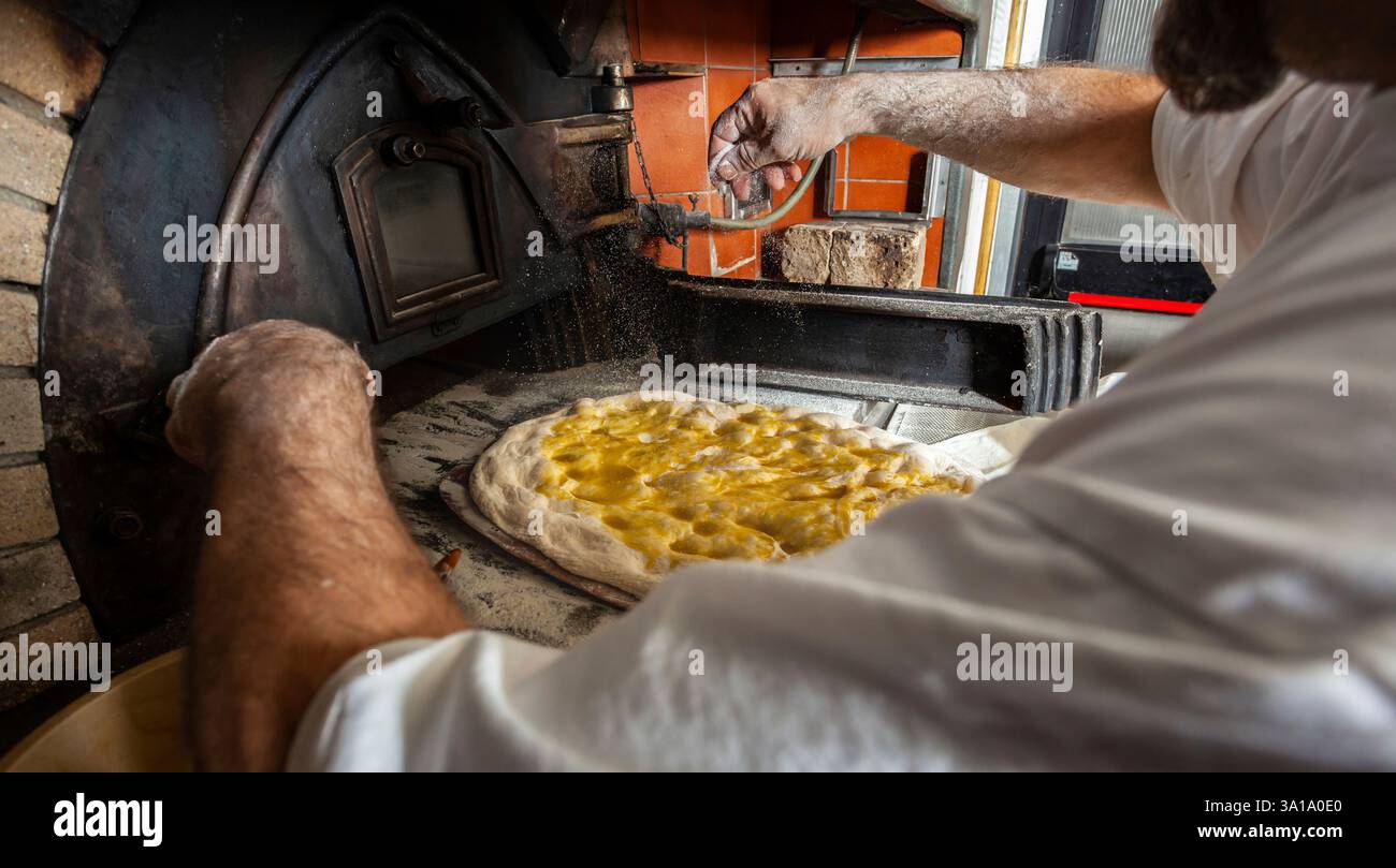 Schiacciata all'olio est l'un des haut de la Toscane traite de boulangerie. C'est un type de télévision le pain fait avec de la farine, eau, levure, sel et huile d'olive. Banque D'Images