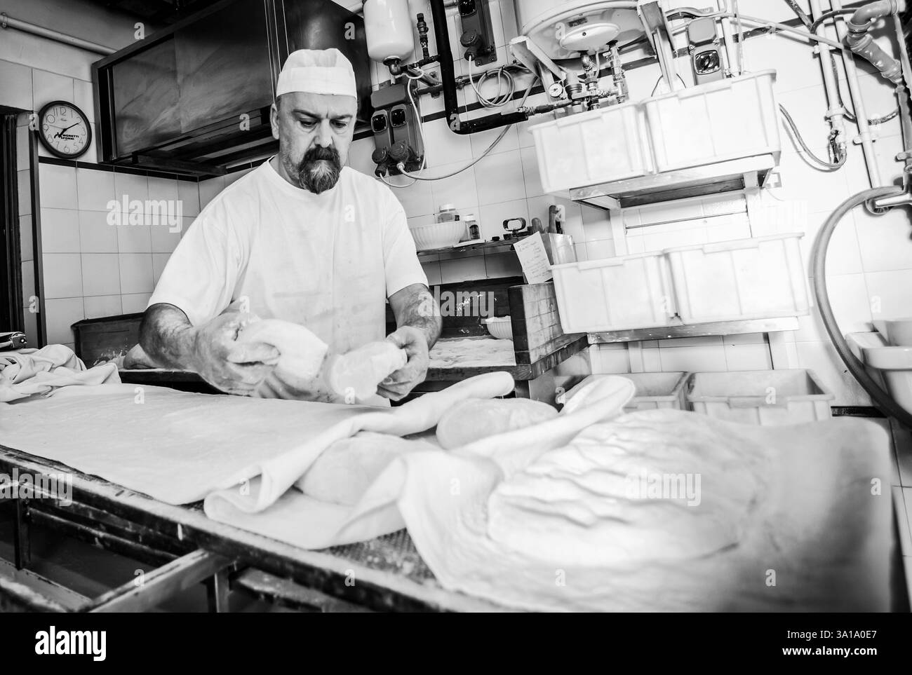 La production quotidienne de pain cuit au four à bois avec la méthode traditionnelle. Banque D'Images