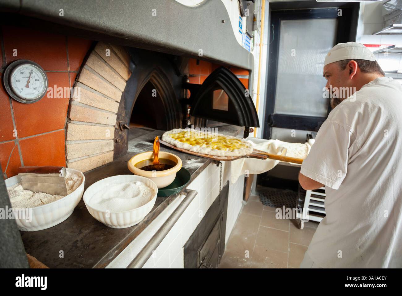 Schiacciata all'olio est l'un des haut de la Toscane traite de boulangerie. C'est un type de télévision le pain fait avec de la farine, eau, levure, sel et huile d'olive. Banque D'Images
