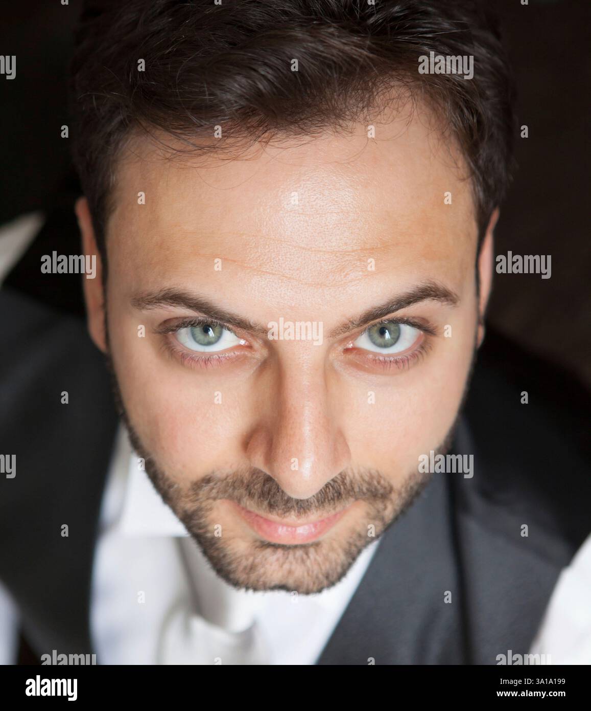 Les jeunes Italiens marié avec barbe, cheveux bruns et yeux verts avant le mariage Banque D'Images