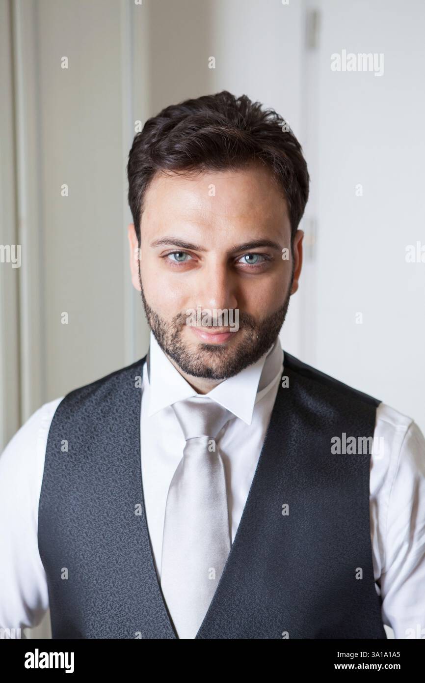 Les jeunes Italiens marié avec barbe, cheveux bruns et yeux verts avant le mariage Banque D'Images
