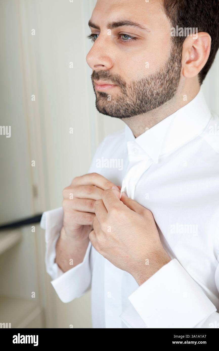 Les jeunes Italiens marié avec barbe, cheveux bruns et yeux verts avant le mariage Banque D'Images
