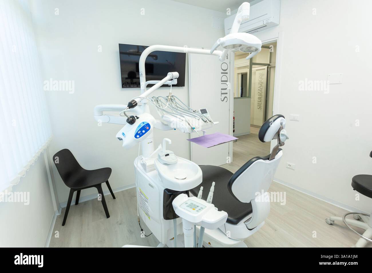 Clinique dentaire blanche montrant des instruments professionnels et une chaise prête pour le prochain patient Banque D'Images