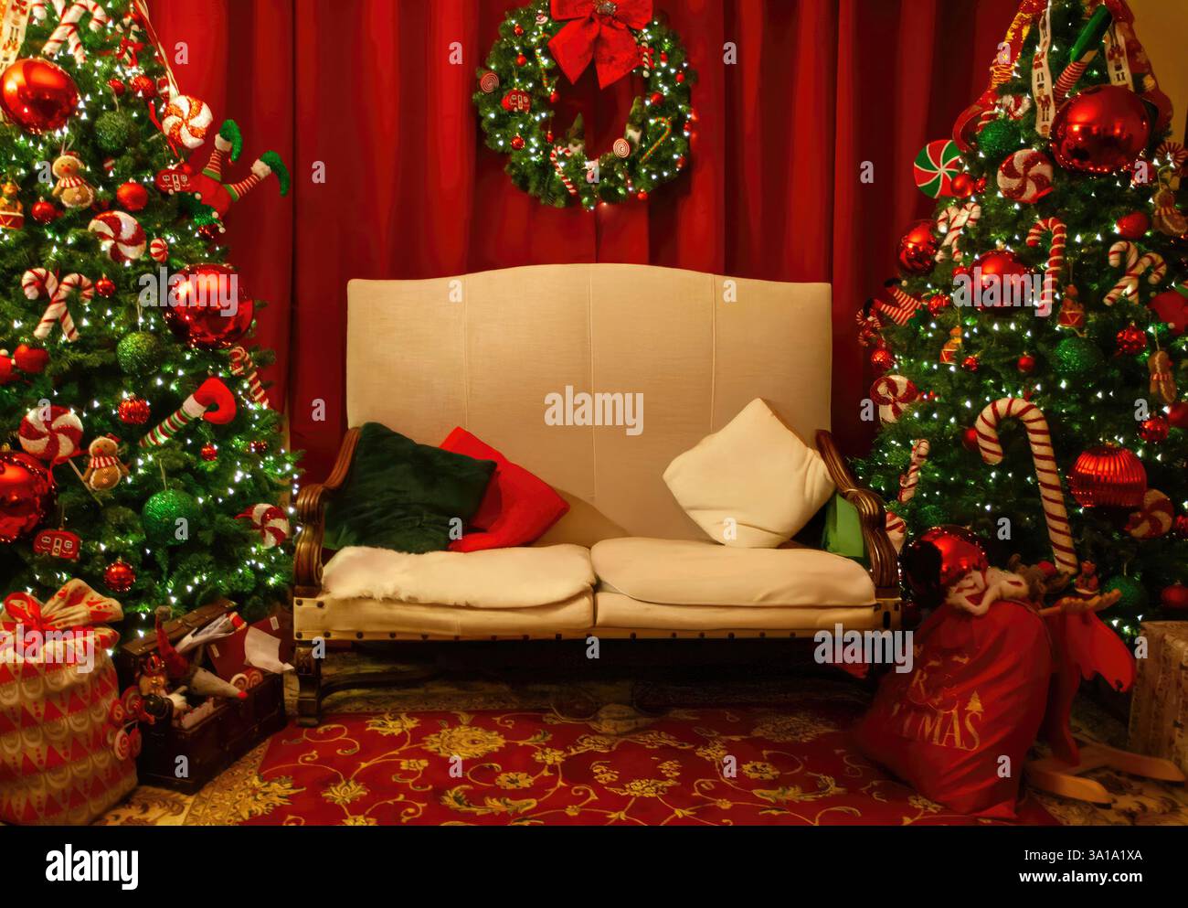 Cadre de noël confortable avec un fauteuil vide entouré de décorations de vacances vibrantes, y compris des couronnes, des ornements et des arbres de noël éclairés Banque D'Images